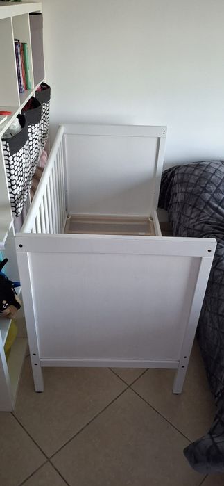 Cama de bebé de grades IKEA