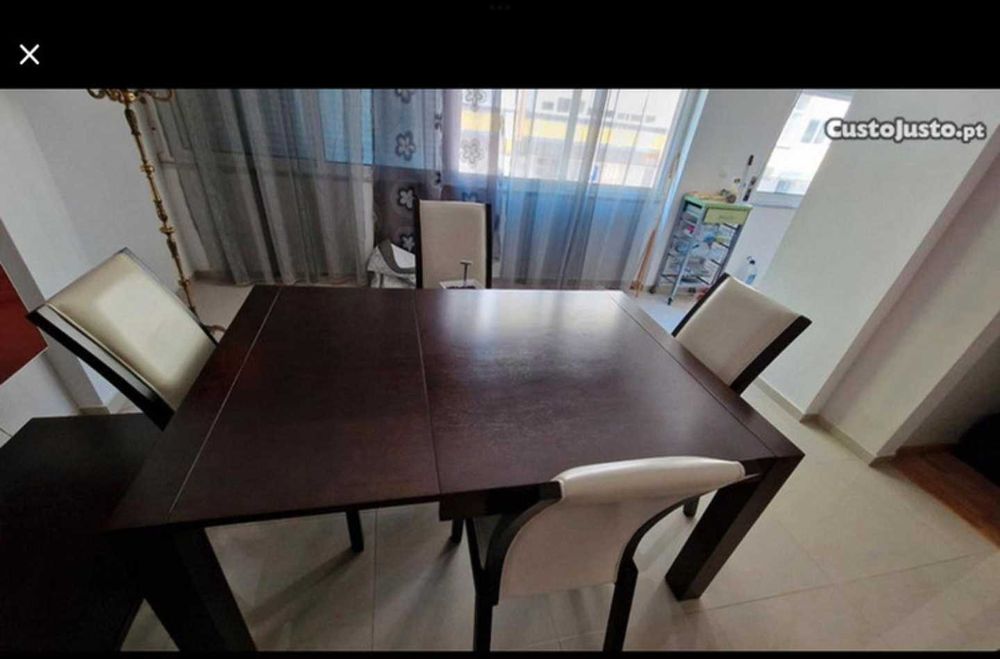 Mesa de tampo extensível e 4 cadeiras de couro