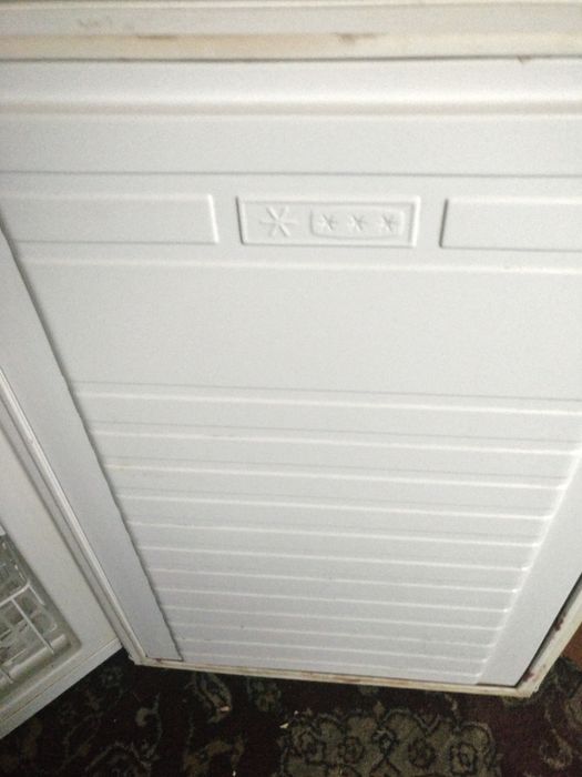 Морозилка на три полочки.Полочкі на Індезит.