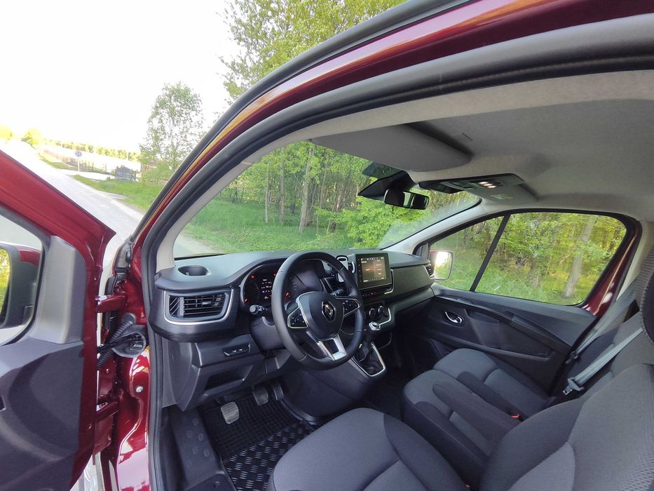 Wynajem busa Renault Trafic- 9 osób