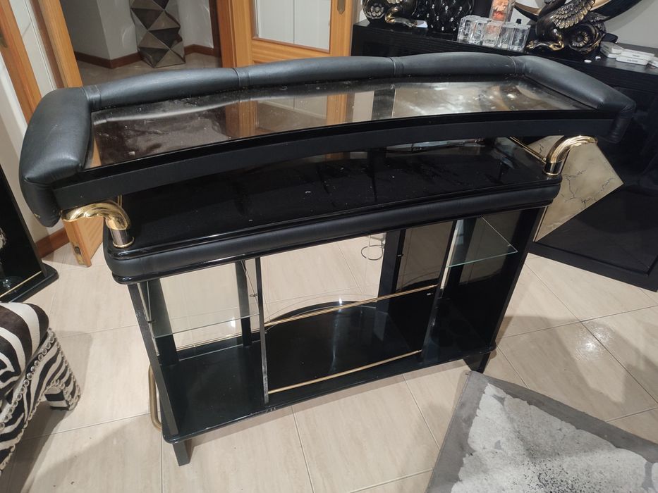 Bar preto com balcão