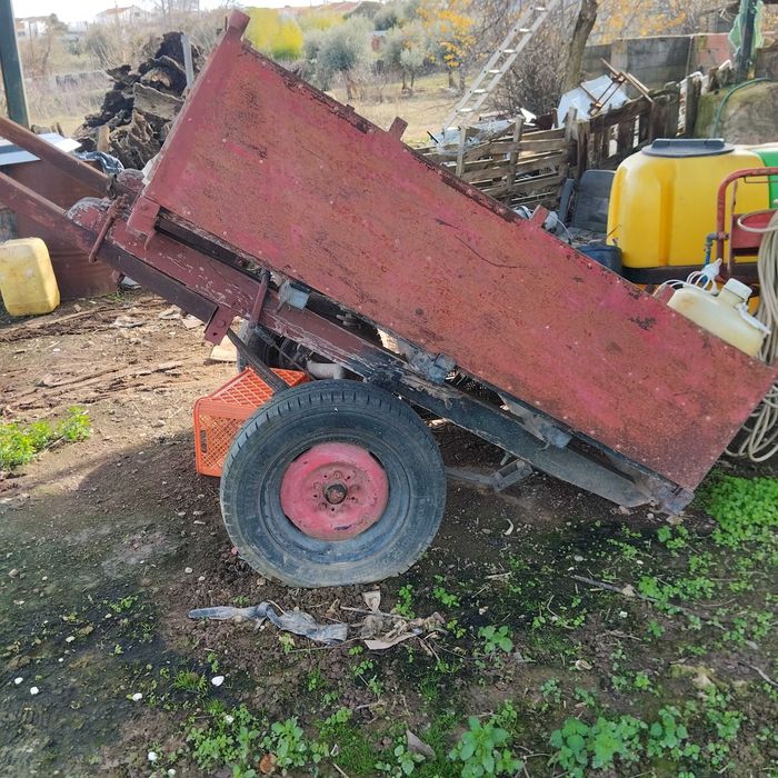 Carroça antiga com rodas de borracha