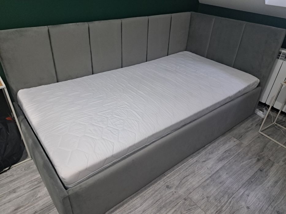Łóżko tapicerowane z materacem