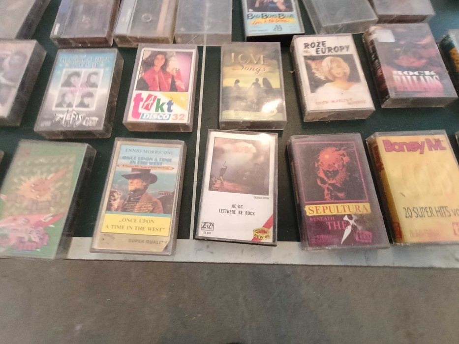 Kolekcja kaset i płyt CD oraz dvd