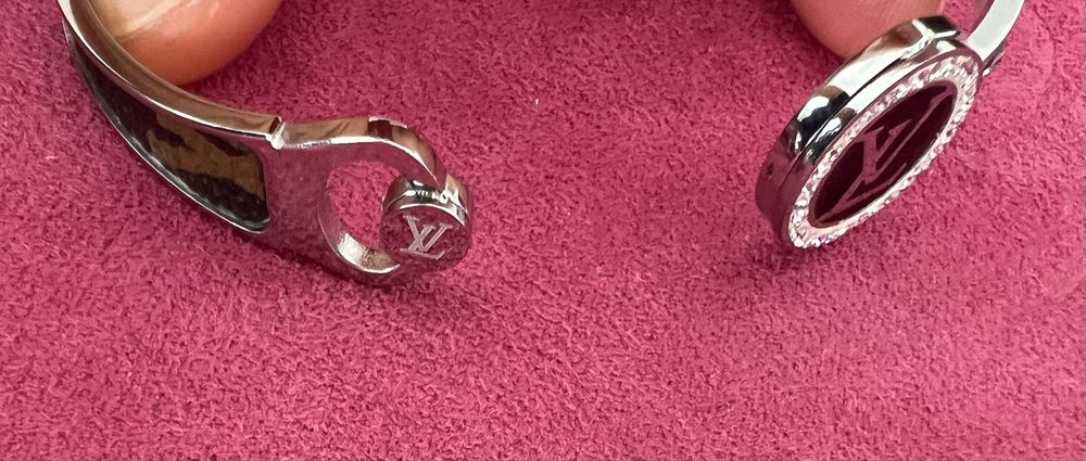 Linda pulseira prateada com detalhes