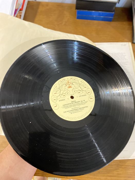 Vinil Solomon plays Grieg & Schumann