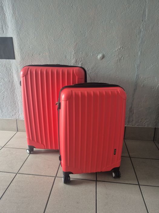 Walizki czerwone z Ochnika, średnia i duża