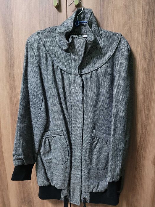 Віддам легке молодіжне пальто на весну в ідеальному стані розміру xs .