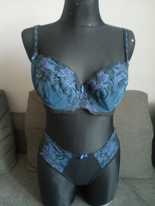 Komplet bielizny biustonosz stringi
