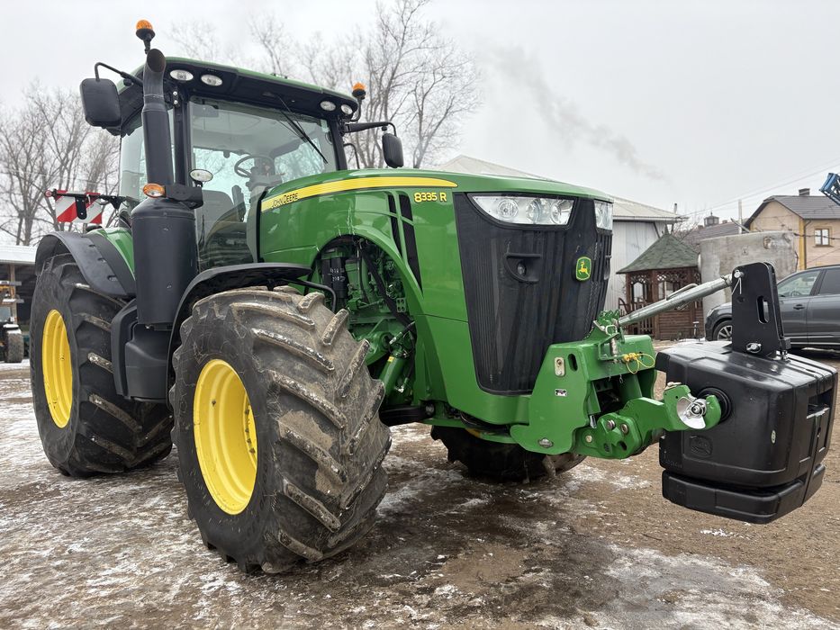 трактор John Deere 8335R