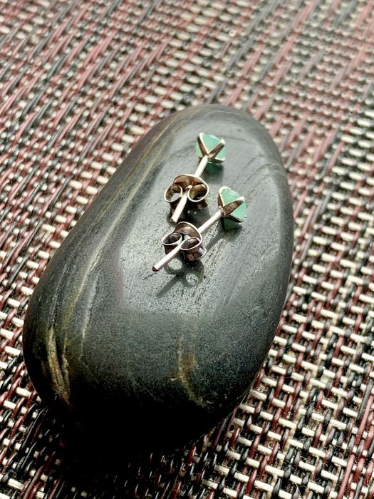 Сережки гвоздики з природними изумрудами срібло 925