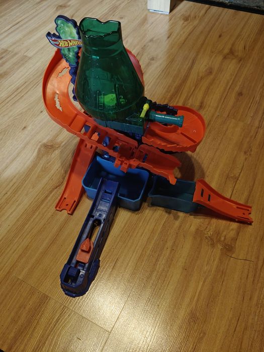 Tory i samochody Hot Wheels.