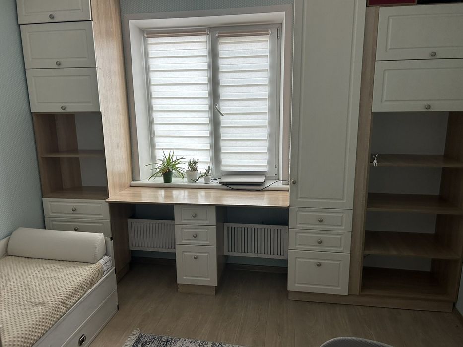 Стінка, шафа, стіл, меблі у спальню