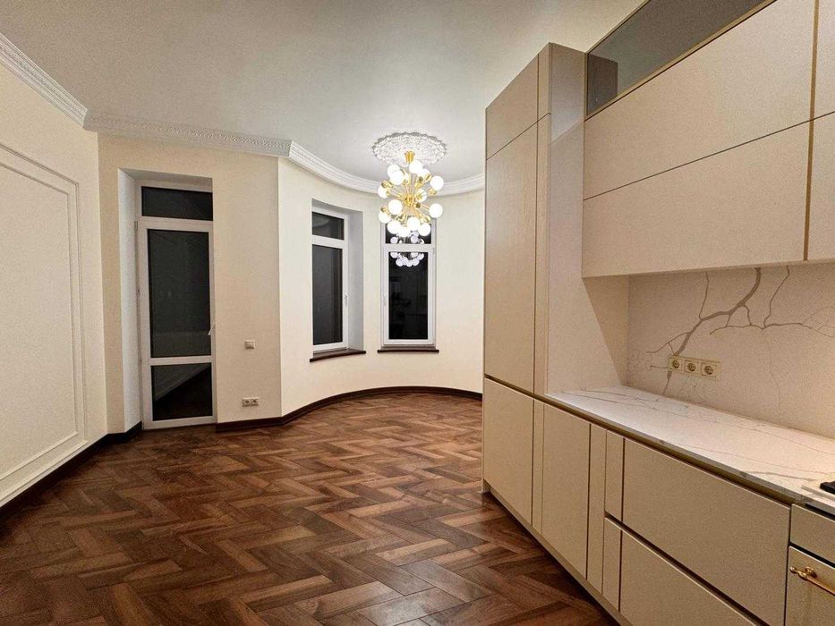 Продається просторий  будинок в Центрі