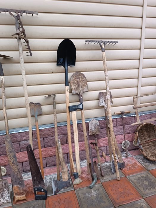 В продаже есть садовый инструмент времени СССР б/у.