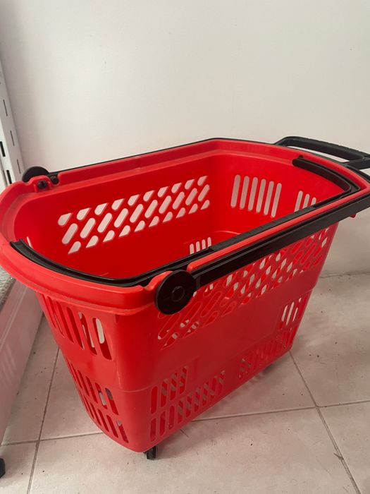 Cestos  de plástico com rodas