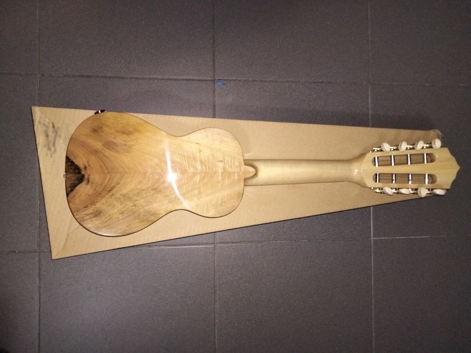 Cavaquinho elétrico de 8 cordas