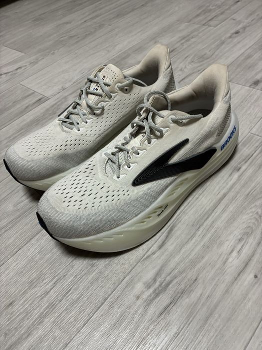 Бігові кросівки