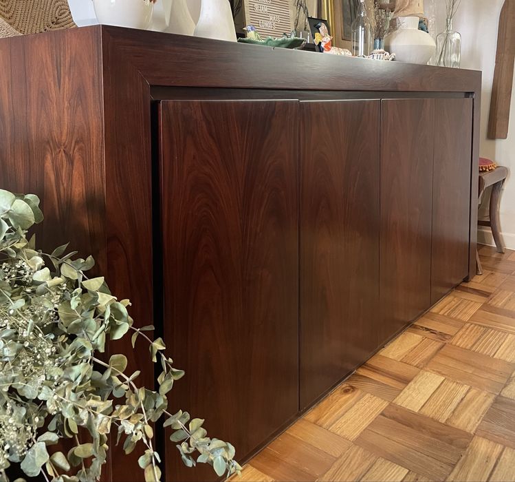 Mesa de Jantar + 8 cadeiras + 1 aparador + 1 móvel TV