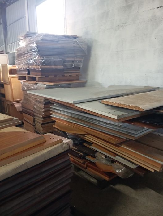 Vendo várias madeiras e vários móveis