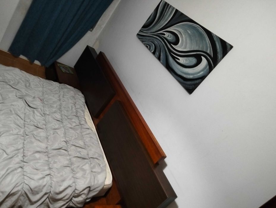 Vendo cama em cerejeira com estrado e mesas de cabeceira