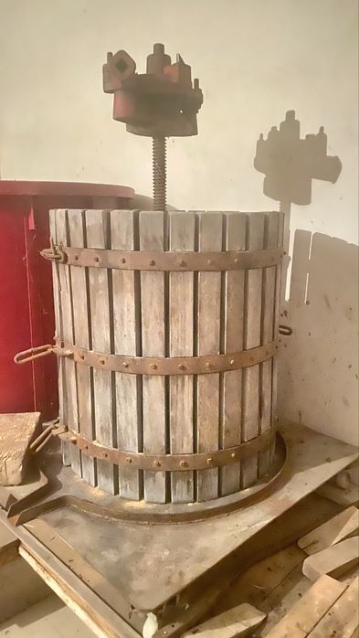 Relador de uvas mais prensa de vinho