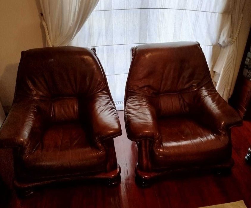 Vendo conjunto de sofás em pele genuína comprados nos móveis brasão.