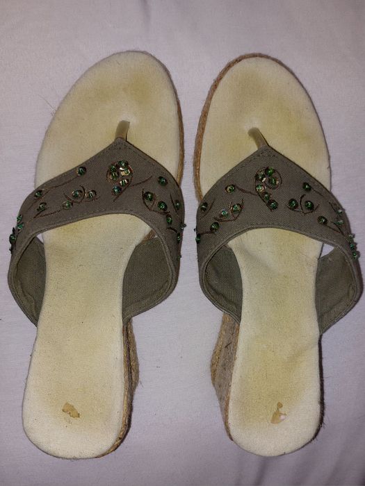 Sandálias/chinelas em tecido e corda, cor verde caqui com missangas.