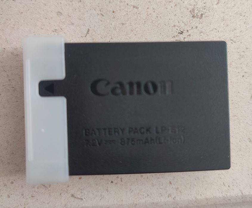 Baterias Canon LP-E12 e dois carregadores.