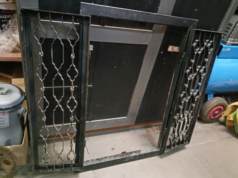 Metalowe ażurowe drzwiczki ozdobne