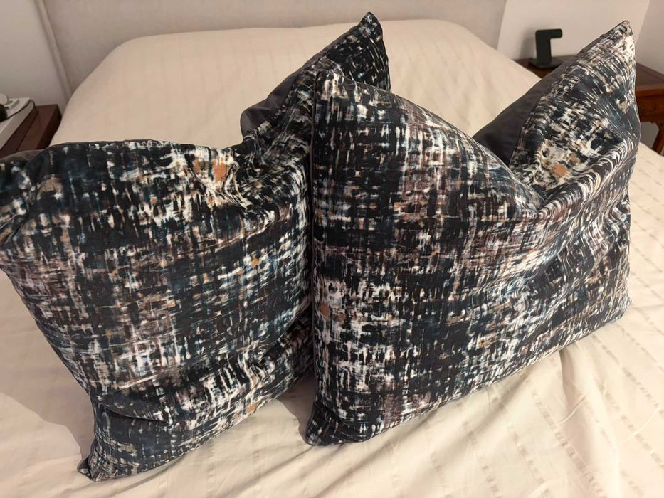 Conjunto de almofadas decorativas IKEA em veludo estampado — como novas (2unidades)
