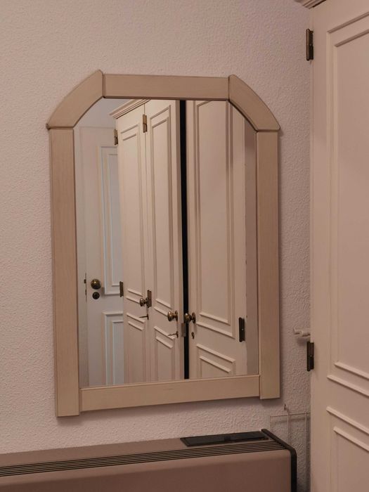 Espelho com moldura em madeira64586477609602122