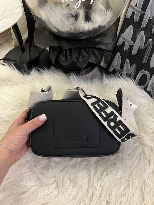 Сумка чорна Karl Lagerfel з широким ремінцем