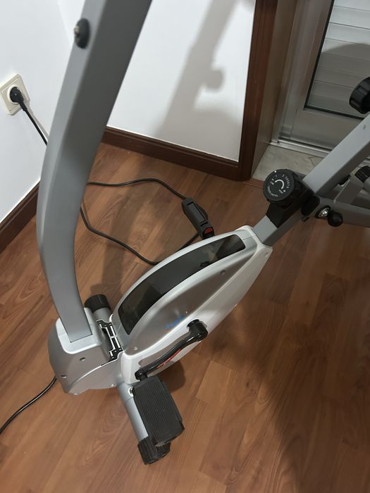 Bicicleta fixa completamente nova