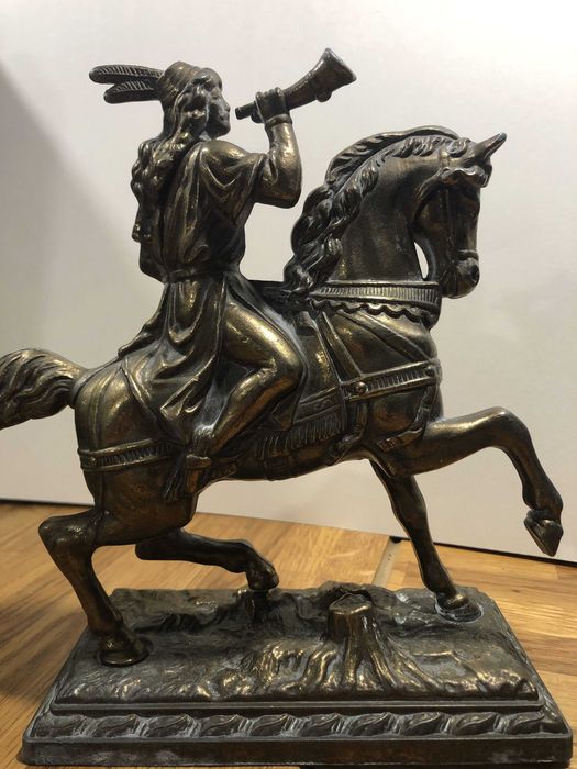 Mosiężna figura husara na koniu