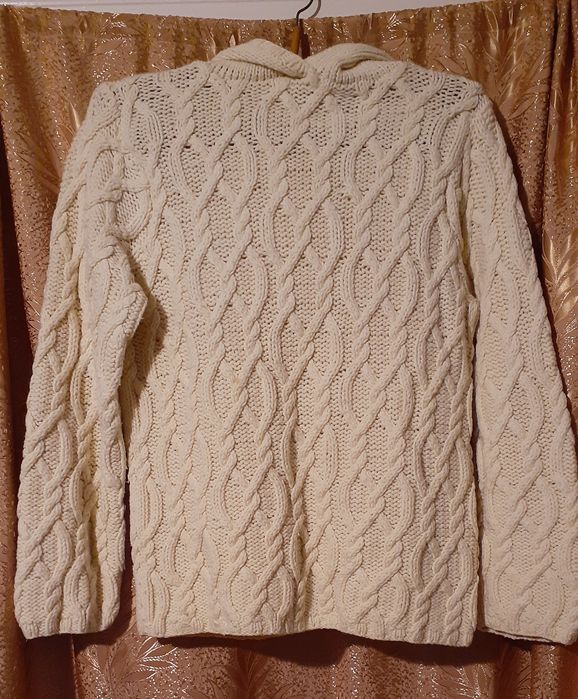 Свитер женский с капюшоном