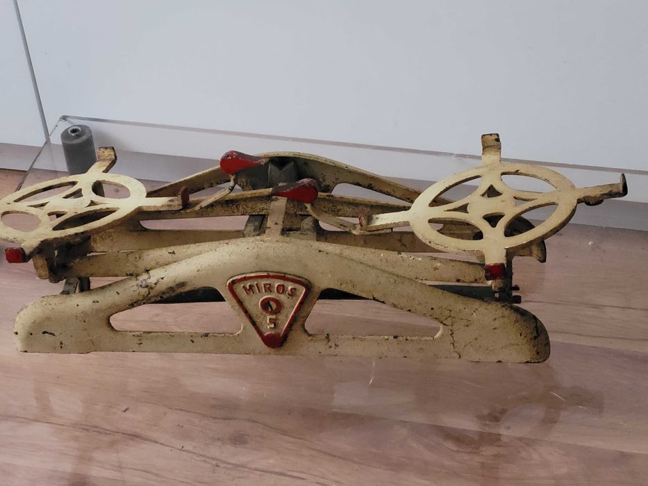 Zabytkowa waga szalkowa marki Miros .