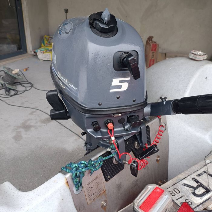 Motor Yahama 5cv a 4 tempos já com a desanexação, pronta.