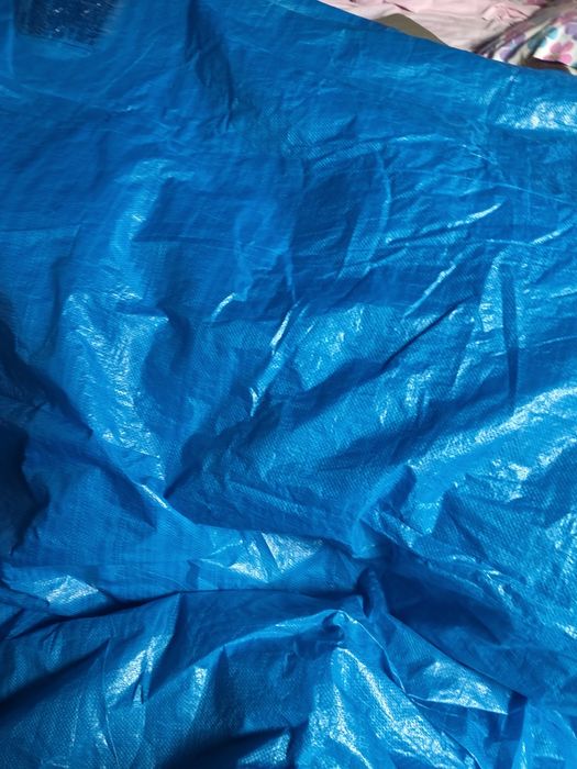 Lona azul e relva sintética