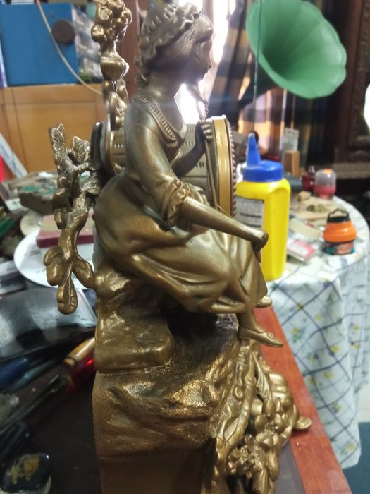 maravilha das maravilhas. relógio a funcionar,com máquina Paris.