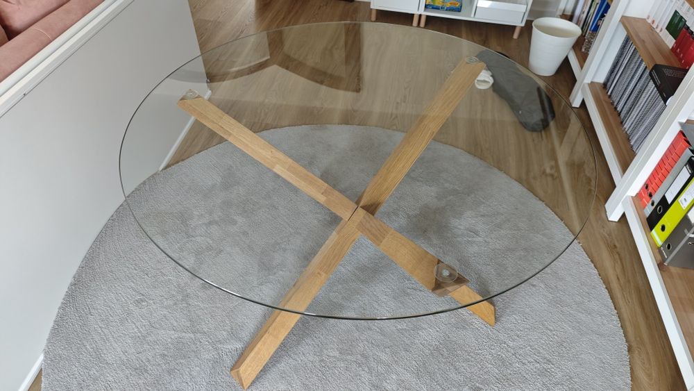 Mesa, cadeiras e tapete