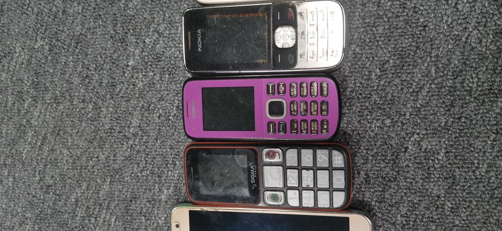 Телефони одним лотом.