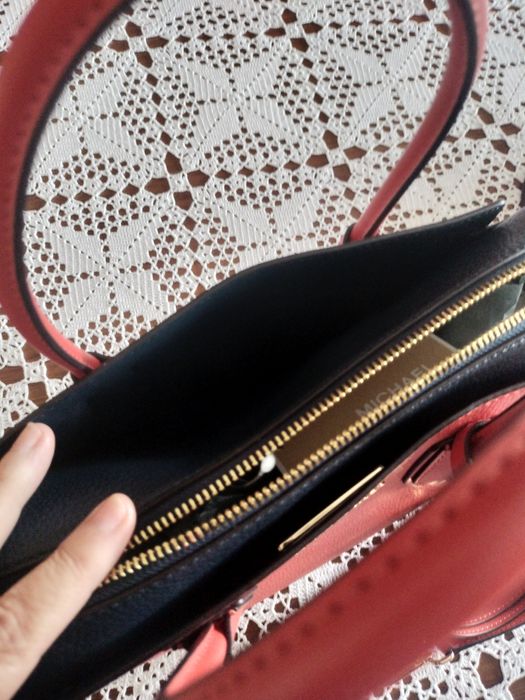 Mala tricolor Michael Kors com etiqueta