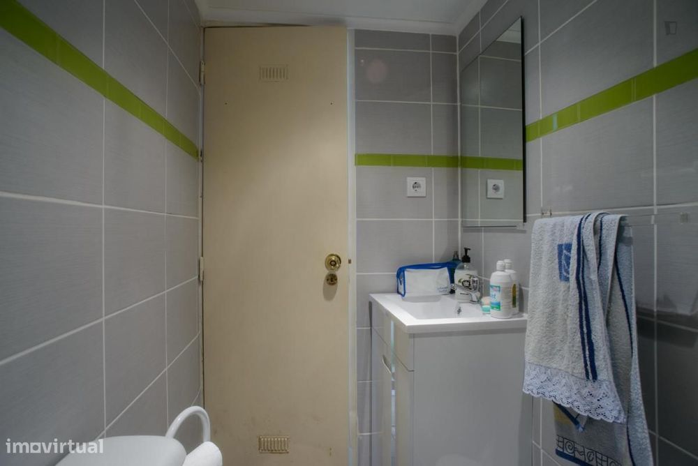 Quarto - localizado em Alameda Lisbon