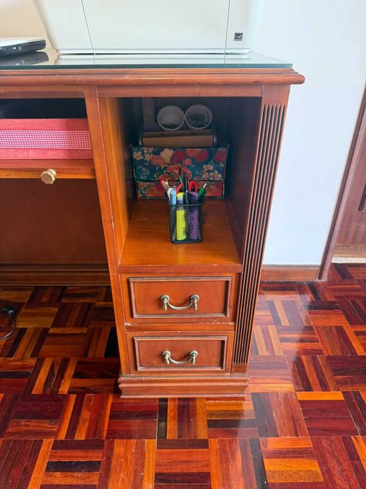 Estante em madeira de cerejeira com vitrine e secretária acoplável