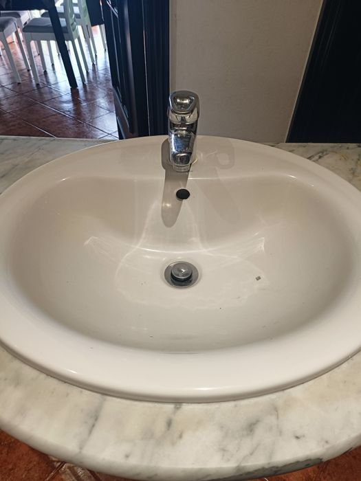 Móvel de casa de banho com lavatório