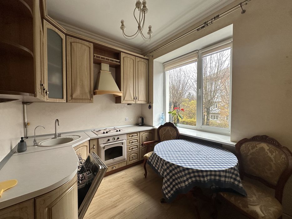 Трикімнатна в центрі біля Авангарду