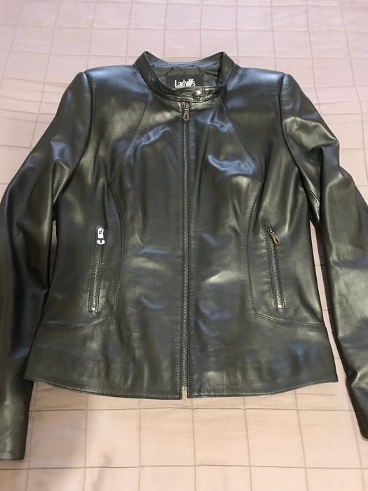 Продам женскую  кожаную куртку