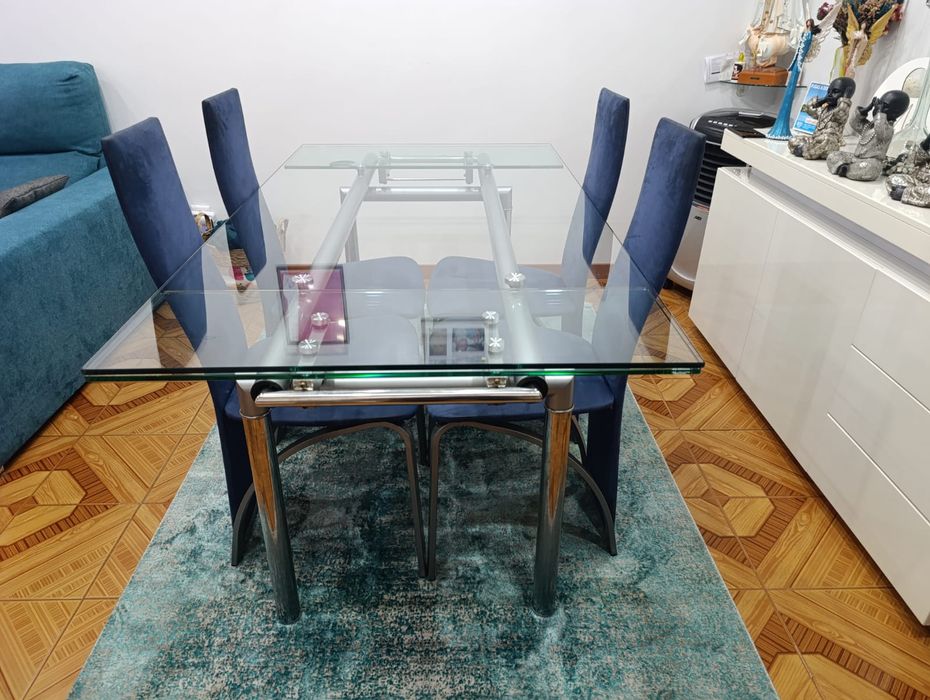 Mesa de vidro extensível com cadeiras