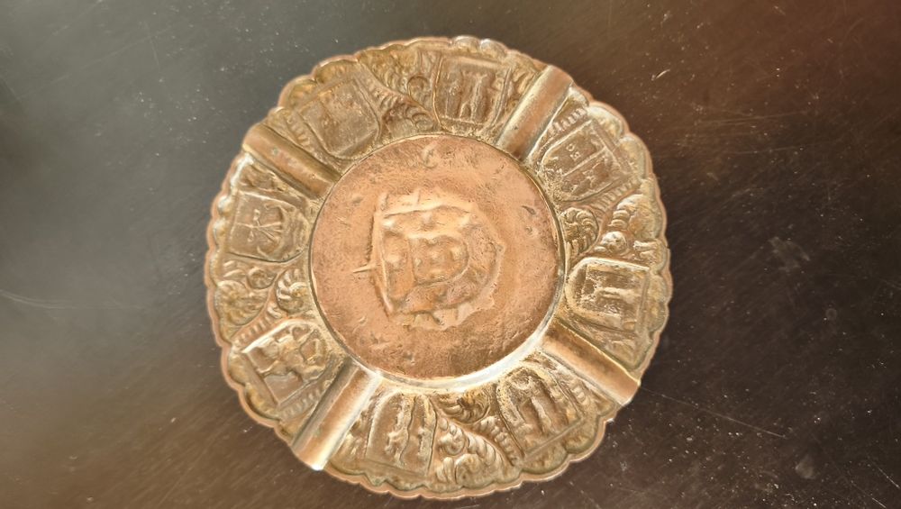 Cinzeiro Antigo em Bronze Maciço - Brasões de Portugal e Colónias (822g)